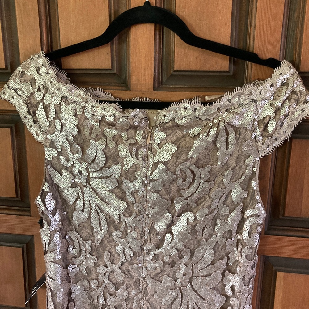 Stunning Adrianna Papell evening gown size 4. - Picture 2 of 8